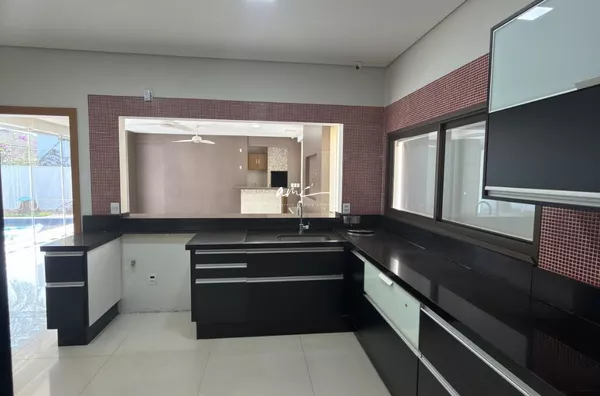 Sobrado de 403 m², com 4 dormitórios, piscina aquecida e living com pé-direito duplo à venda no Condomínio Florais Cuiabá – Cuiabá/MT - Foto 26