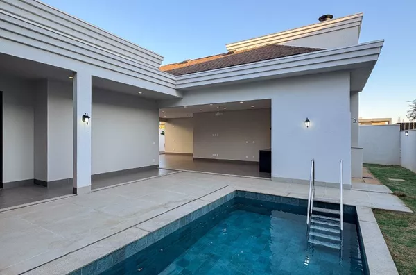 Casa Térrea de 430 m² com sótão possuindo 2 ambientes e área Gourmet individualizada, à venda no condomínio Supremo Itália - Cuiabá/MT