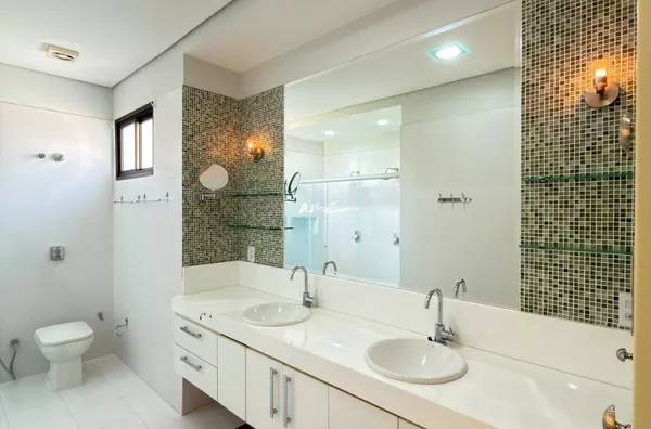 Sobrado de 403 m², com 4 dormitórios, piscina aquecida e living com pé-direito duplo à venda no Condomínio Florais Cuiabá – Cuiabá/MT - Foto 22