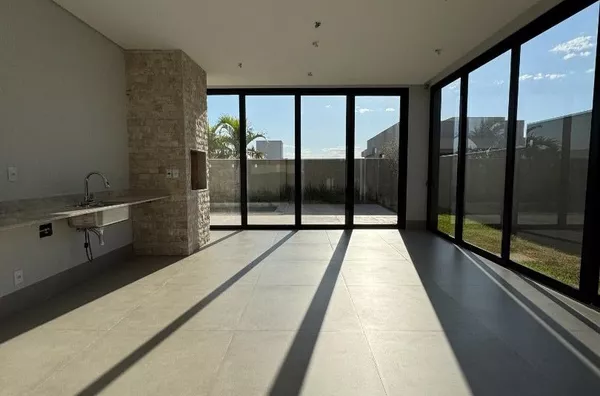 Sobrado de Alto Padrão com 4 Suítes, Piscina e Gourmet no Condomínio Villa Jardim – Cuiabá/MT