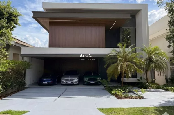 Sobrado de 462 m², com 5 suítes e energia solar no Florais dos Lagos - Cuiabá/MT.
