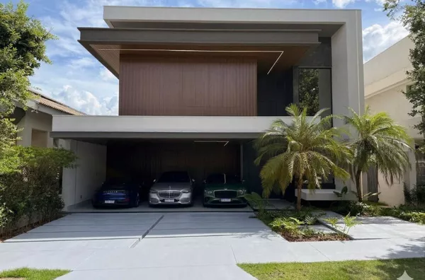 Sobrado de 462 m², com 5 suítes e energia solar no Florais dos Lagos - Cuiabá/MT.