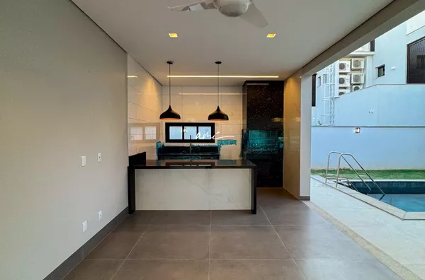 Casa Térrea de 430 m² com sótão possuindo 2 ambientes e área Gourmet individualizada, à venda no condomínio Supremo Itália - Cuiabá/MT