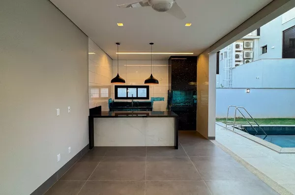 Casa Térrea de 430 m² com sótão possuindo 2 ambientes e área Gourmet individualizada, à venda no condomínio Supremo Itália - Cuiabá/MT