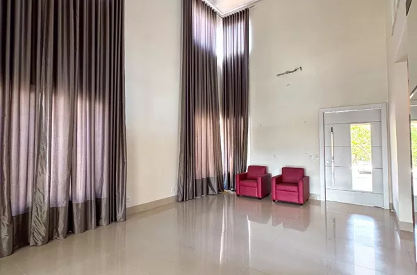 Casa de alto padrão com 266 m², 4 suítes e área de lazer completa à venda no condomínio Florais dos Lagos – Cuiabá/MT
