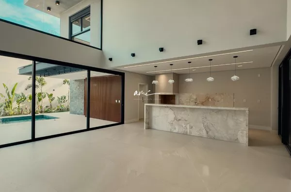 Sobrado de 362 m², com 5 suítes, espaço gourmet com pé-direito duplo e piscina à venda no Florais Itália – Cuiabá/MT