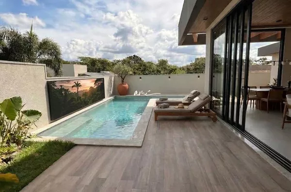 Sobrado de 462 m², com 5 suítes e energia solar no Florais dos Lagos - Cuiabá/MT.