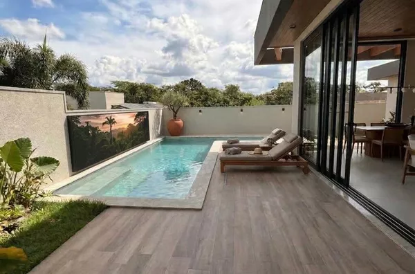 Sobrado de 462 m², com 5 suítes e energia solar no Florais dos Lagos - Cuiabá/MT.