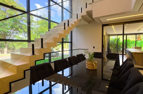 Sobrado de 400 m² com 6 suítes, elevador e área de lazer completa à venda no Florais Cuiabá – Cuiabá/MT