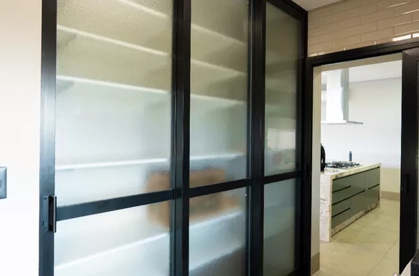 Casa térrea de 343 m² com automação, energia solar e 4 suítes à venda no condomínio Florais dos Lagos – Cuiabá/MT