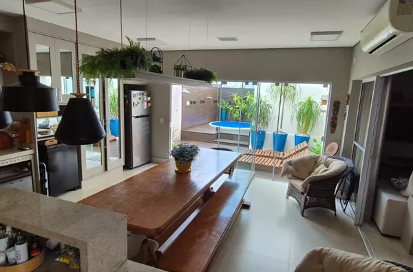 Casa térrea com 3 suítes, energia solar e área gourmet integrada à venda em condomínio fechado – Cuiabá/MT