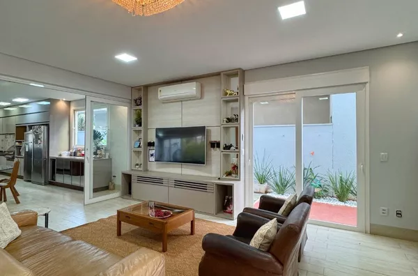 Sobrado de Alto Padrão com 4 Suítes, Piscina e Energia Solar no Florais dos Lagos – Cuiabá/MT
