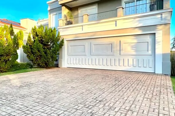 Sobrado Neoclássico 530 m² com Piscina e Espaço Gourmet no Alphaville – Cuiabá/MT