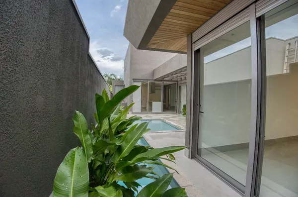 Casa térrea de 329 m² com automação Alexa, piscina aquecida e 3 suítes à venda – Cuiabá/MT