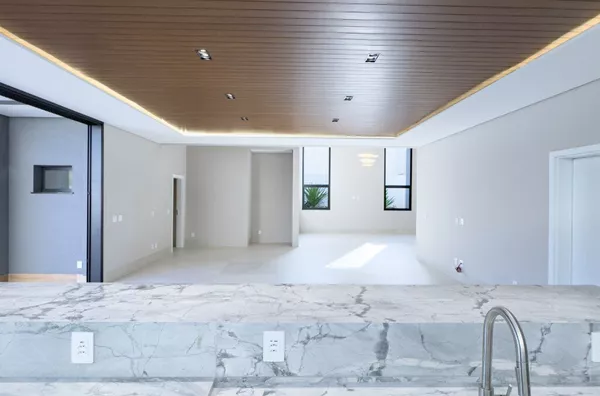 Casa térrea de  400 m² com energia solar, pé direito duplo e área gourmet com churrasqueira à venda no condomínio Supremo Itália - Cuiabá/MT