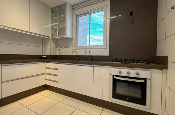 Apartamento de 134 m², mobiliado, com 3 suítes, sacada gourmet e 3 vagas de garagem à venda no Edifício Jardins de Provence – Cuiabá/MT