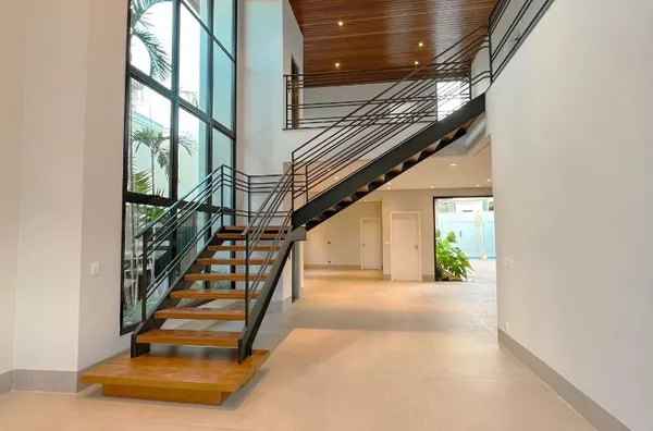 Sobrado Neoclássico com 2 Suítes Master, Gourmet e Rooftop no Florais Itália – Cuiabá/MT