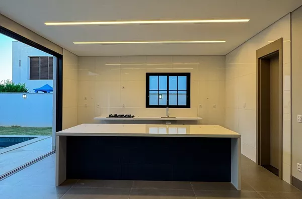 Casa Térrea de 430 m² com sótão possuindo 2 ambientes e área Gourmet individualizada, à venda no condomínio Supremo Itália - Cuiabá/MT