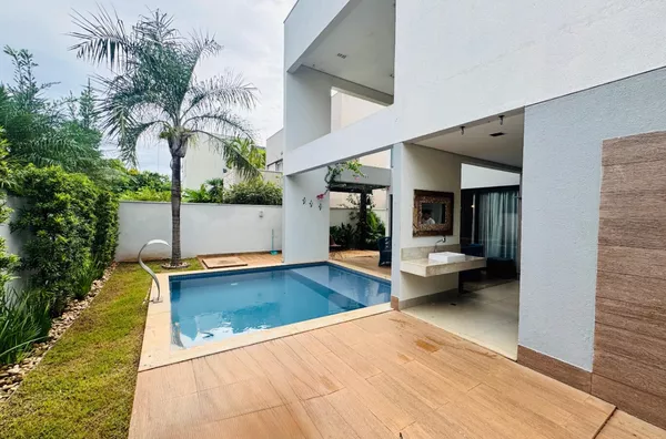 Sobrado de 293 m² com 4 suítes, energia solar e alto padrão à venda no Alphaville 2 – Cuiabá/MT