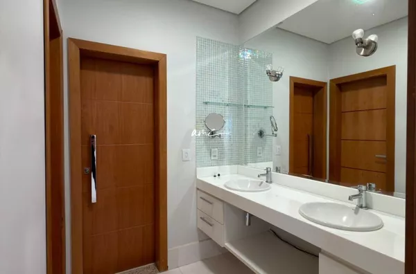 Sobrado de 403 m², com 4 dormitórios, piscina aquecida e living com pé-direito duplo à venda no Condomínio Florais Cuiabá – Cuiabá/MT - Foto 17