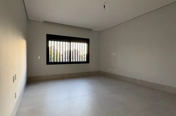 Sobrado de 419 m² com 4 Suítes, aquecimento solar e área Gourmet no Florais dos Lagos – Cuiabá/MT