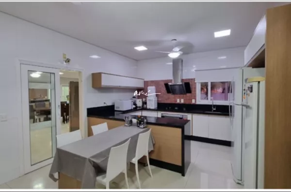 Casa de Alto Padrão com 5 Suítes, Elevador e Piscina com Raia no Florais Cuiabá – Cuiabá/MT