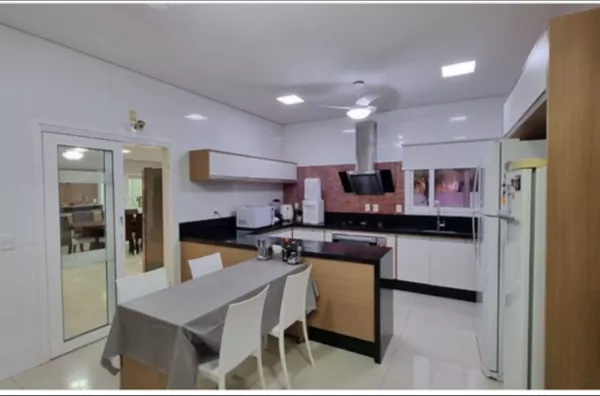 Casa de Alto Padrão com 5 Suítes, Elevador e Piscina com Raia no Florais Cuiabá – Cuiabá/MT