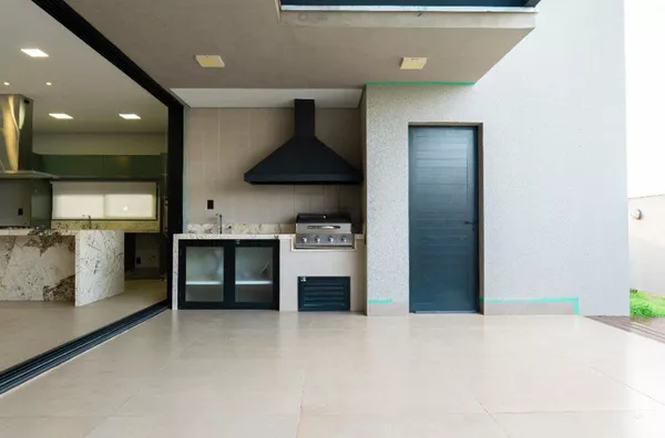 Casa térrea de 343 m² com automação, energia solar e 4 suítes à venda no condomínio Florais dos Lagos – Cuiabá/MT