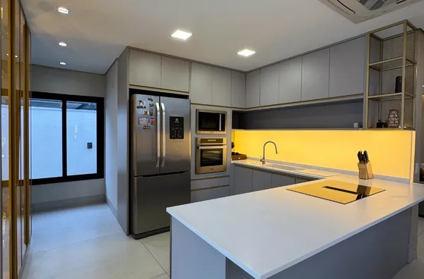 Sobrado porteira fechada de 220 m² com piscina aquecida e 3 suítes à venda no Condomínio Brisas – Cuiabá/MT