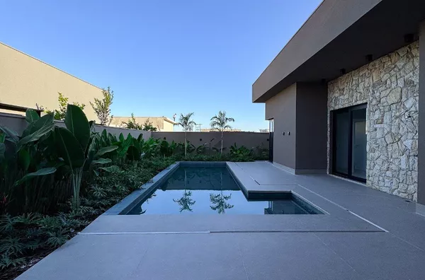 Casa térrea de 385 m² com energia solar e 4 suítes automatizadas à venda no condomínio Supremo Itália – Cuiabá/MT