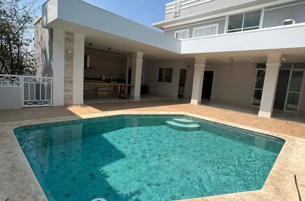 Sobrado Reformado com 4 Suítes, Vista Privilegiada e Piscina no Florais Cuiabá – Cuiabá/MT
