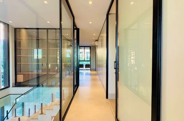 Sobrado de 380 m² com automação completa e 4 suítes à venda no condomínio Villa Jardim – Cuiabá/MT