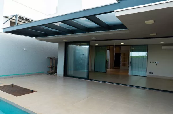 Casa térrea de 343 m² com automação, energia solar e 4 suítes à venda no condomínio Florais dos Lagos – Cuiabá/MT