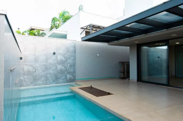 Casa térrea de 343 m² com automação, energia solar e 4 suítes à venda no condomínio Florais dos Lagos – Cuiabá/MT