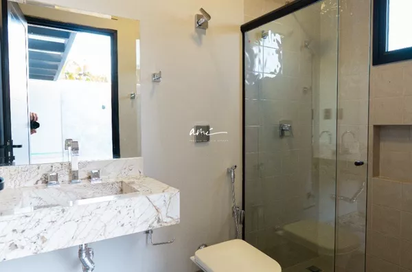 Casa térrea de 343 m² com automação, energia solar e 4 suítes à venda no condomínio Florais dos Lagos – Cuiabá/MT