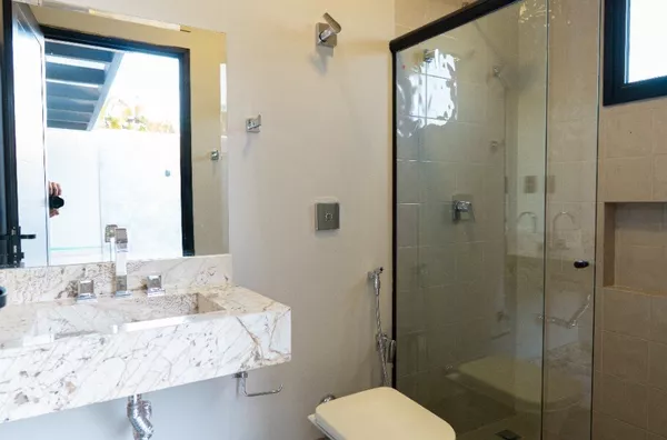 Casa térrea de 343 m² com automação, energia solar e 4 suítes à venda no condomínio Florais dos Lagos – Cuiabá/MT
