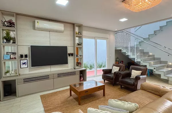 Sobrado de Alto Padrão com 4 Suítes, Piscina e Energia Solar no Florais dos Lagos – Cuiabá/MT