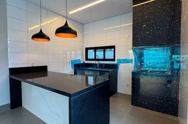 Casa Térrea de 430 m² com sótão possuindo 2 ambientes e área Gourmet individualizada, à venda no condomínio Supremo Itália - Cuiabá/MT
