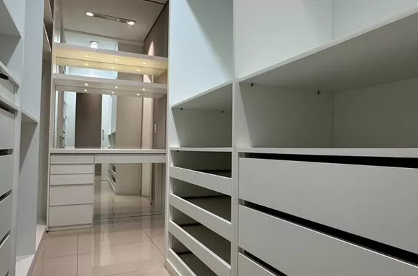 Apartamento de 134 m², mobiliado, com 3 suítes, sacada gourmet e 3 vagas de garagem à venda no Edifício Jardins de Provence – Cuiabá/MT