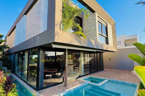 Sobrado de 380 m² com automação completa e 4 suítes à venda no condomínio Villa Jardim – Cuiabá/MT
