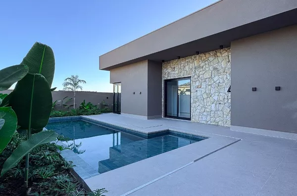 Casa térrea de 385 m² com energia solar e 4 suítes automatizadas à venda no condomínio Supremo Itália – Cuiabá/MT