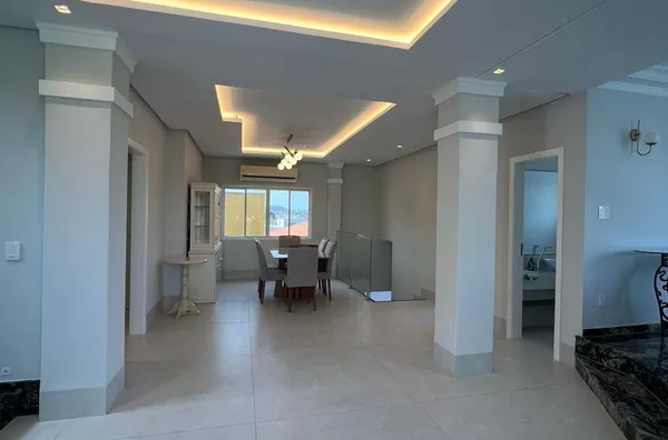 Sobrado Reformado com 4 Suítes, Vista Privilegiada e Piscina no Florais Cuiabá – Cuiabá/MT