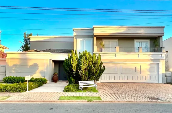 Sobrado Neoclássico 530 m² com Piscina e Espaço Gourmet no Alphaville – Cuiabá/MT