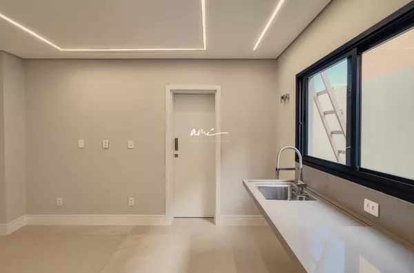 Sobrado de 362 m², com 5 suítes, espaço gourmet com pé-direito duplo e piscina à venda no Florais Itália – Cuiabá/MT