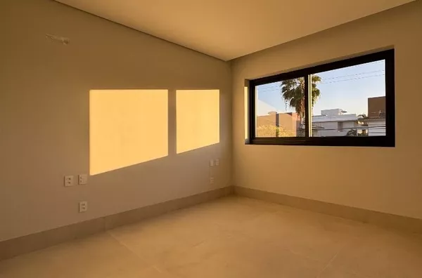Sobrado de 419 m² com 4 Suítes, aquecimento solar e área Gourmet no Florais dos Lagos – Cuiabá/MT