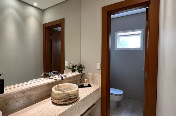 Sobrado 432 m² com 3 Suítes e Piscina Aquecida no Florais dos Lagos – Cuiabá/MT