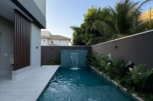 Sobrado de 419 m² com 4 Suítes, aquecimento solar e área Gourmet no Florais dos Lagos – Cuiabá/MT