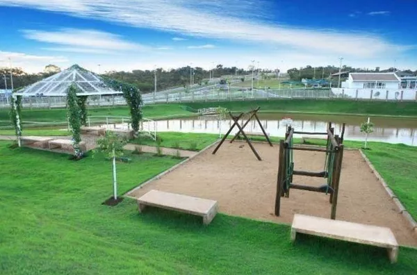 Sobrado Tríplex 774 m² com Piscina e Projeto Assinado no Condomínio de Alto Padrão – Cuiabá/MT