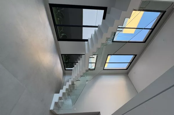 Sobrado de 419 m² com 4 Suítes, aquecimento solar e área Gourmet no Florais dos Lagos – Cuiabá/MT