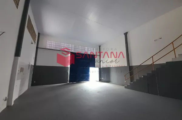 Galpão 270 m² para Locação, Localização Estratégica em Buraquinho